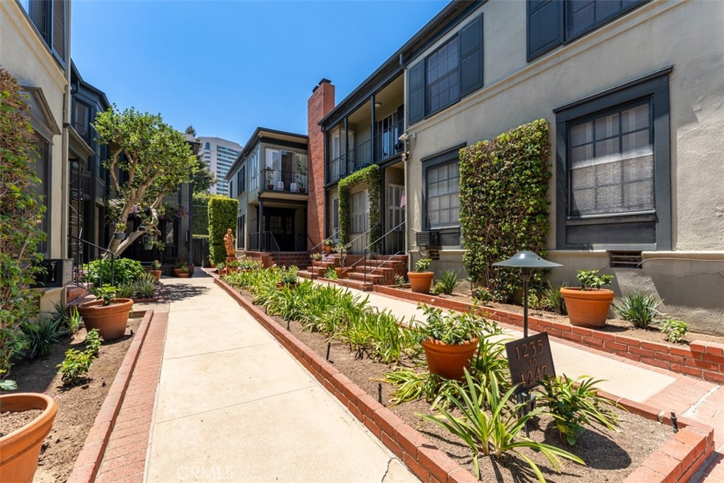 1235 S Beverly Glen Boulevard Property Photo 4