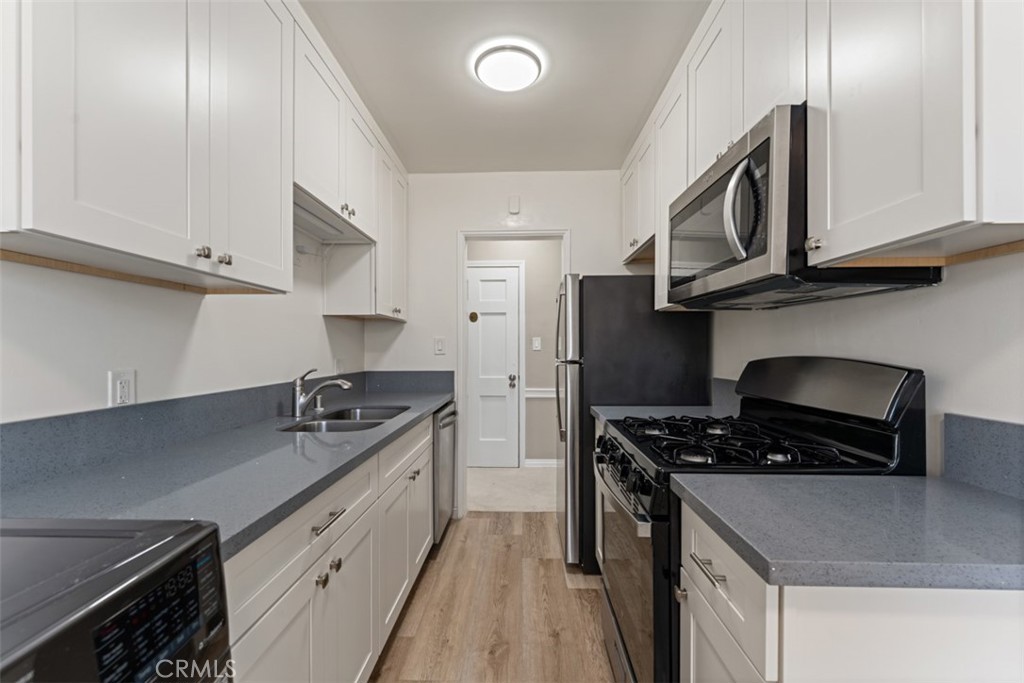 1235 S Beverly Glen Boulevard Property Photo 11