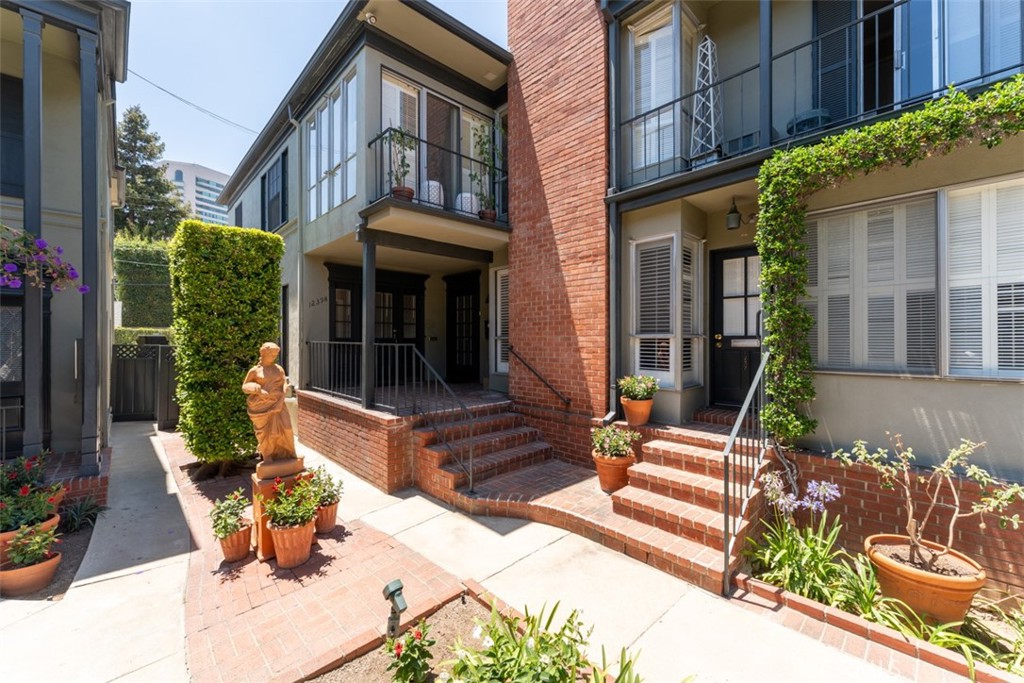 1235 S Beverly Glen Boulevard Property Photo 17