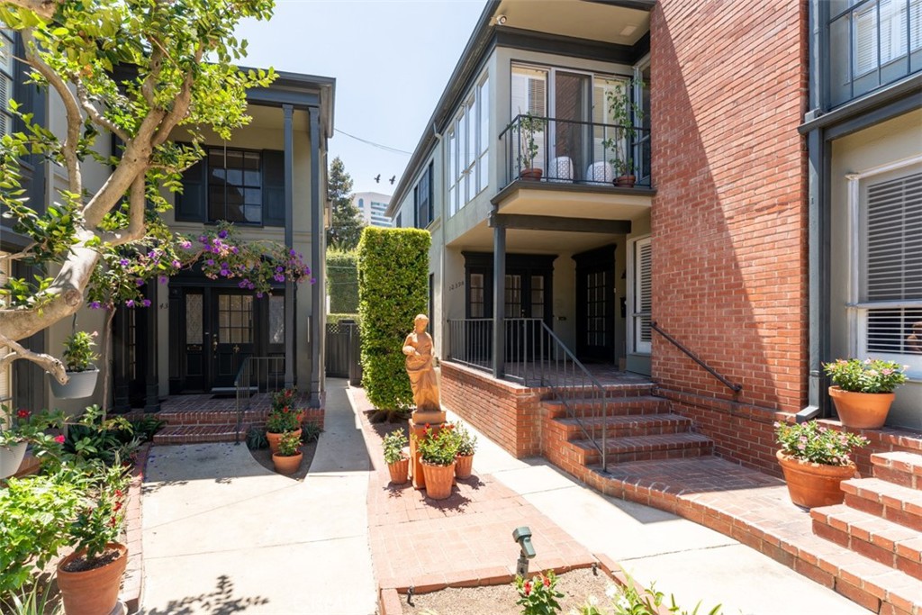 1235 S Beverly Glen Boulevard Property Photo 18