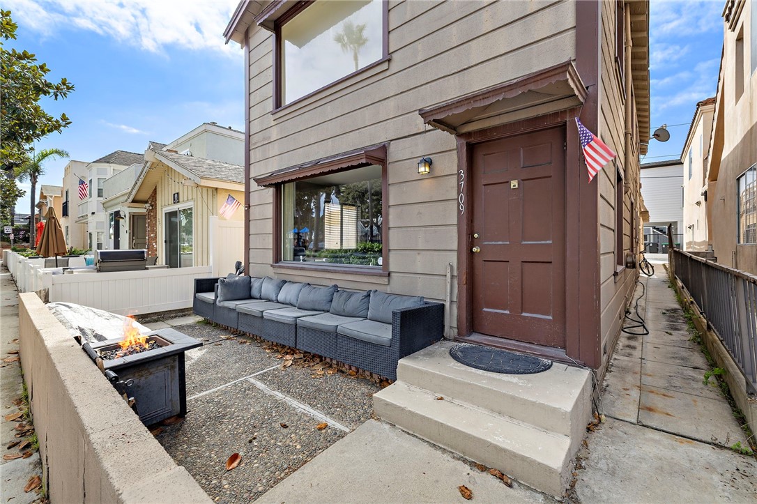 3709 W Balboa