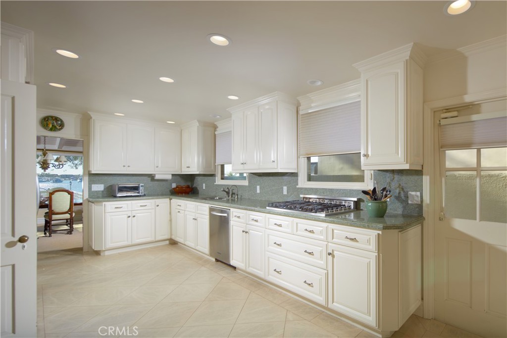 20 Harbor Island Property Photo 10