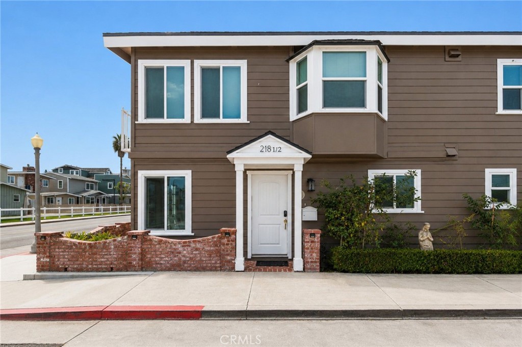 218 E Balboa 1/2 Property Photo 1