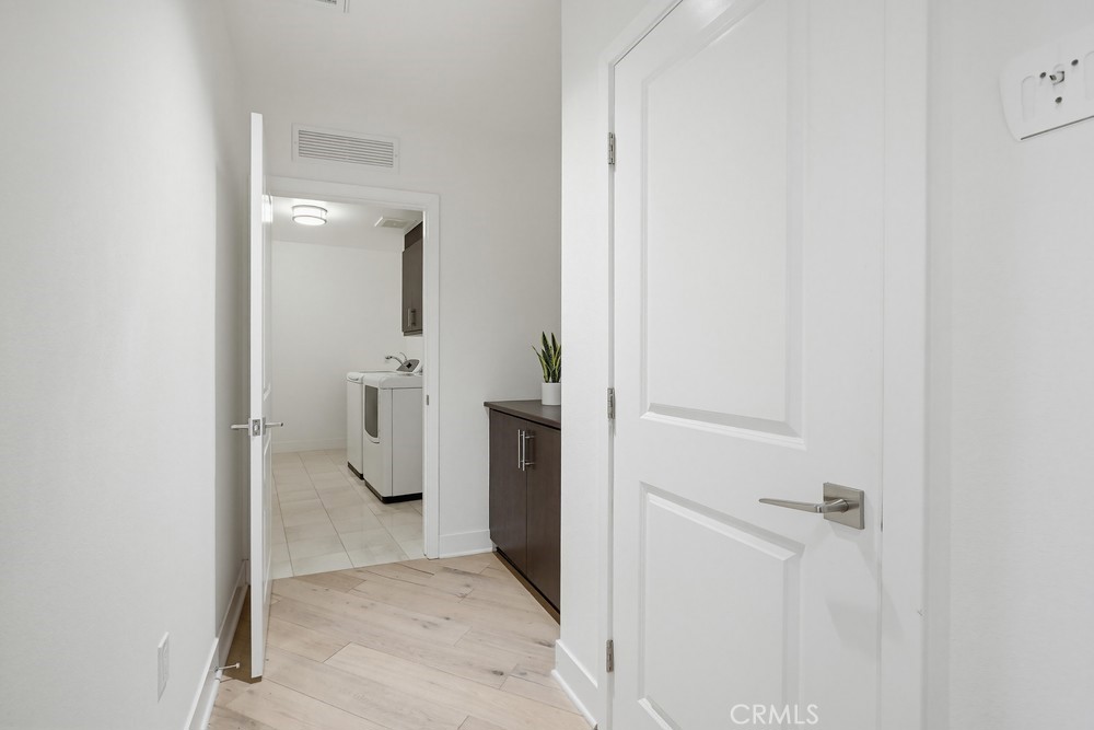 402 Rockefeller 406 Property Photo 41