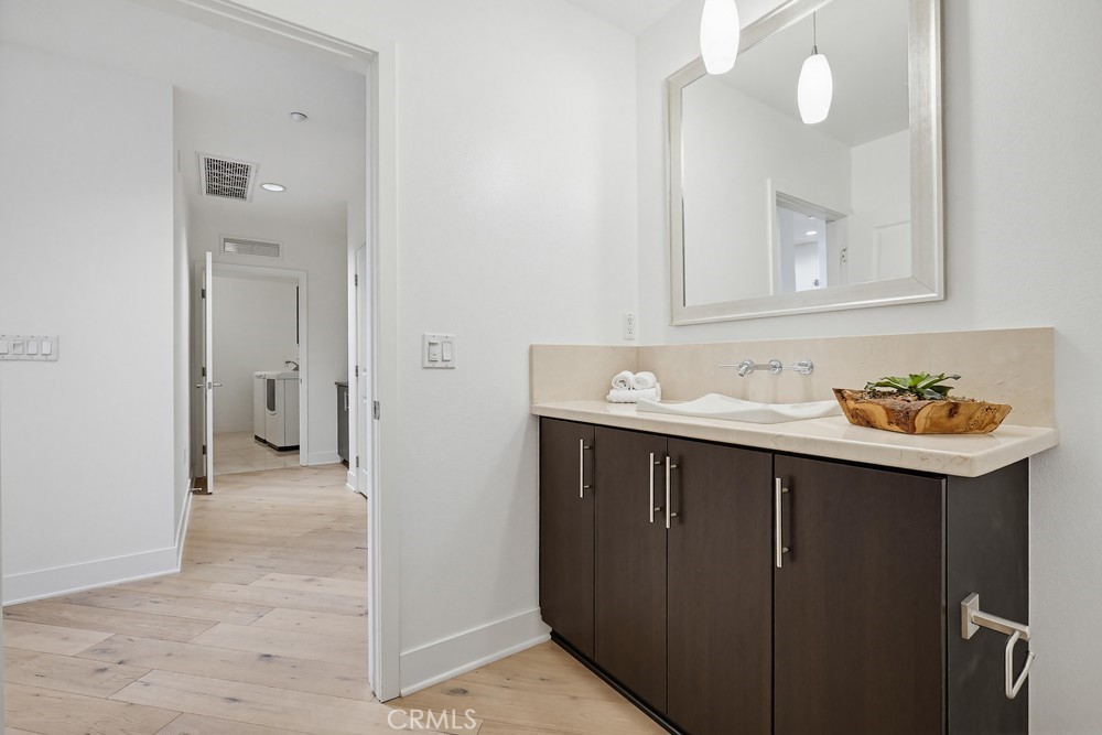 402 Rockefeller 406 Property Photo 43