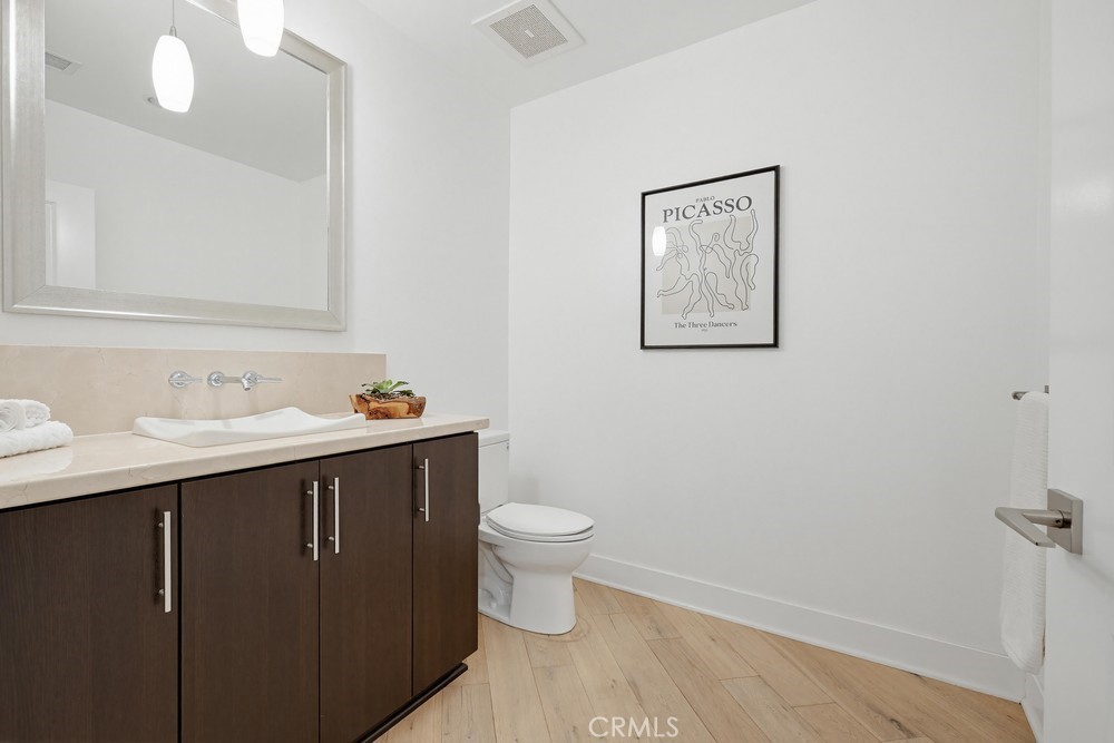 402 Rockefeller 406 Property Photo 44