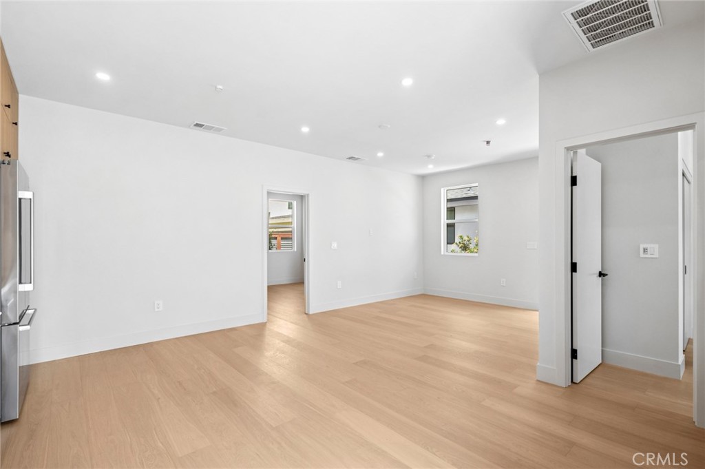 314 E 16th B Property Photo 5