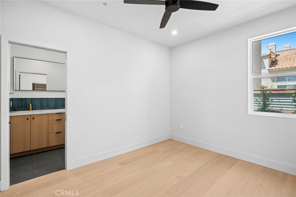 314 E 16th B Property Photo 9