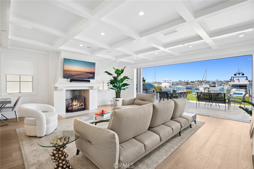928 E Balboa Boulevard Property Photo 8