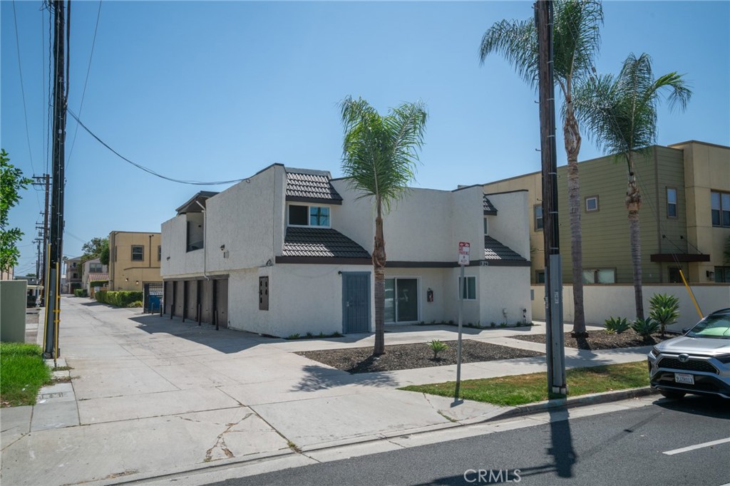 812 E Santa Ana Property Photo 2