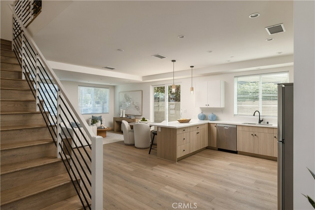 547 Bernard Street Property Photo 3