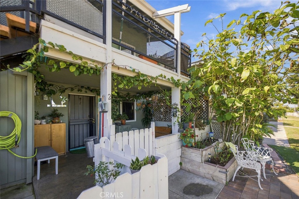 2318 W Greenacre Property Photo 4