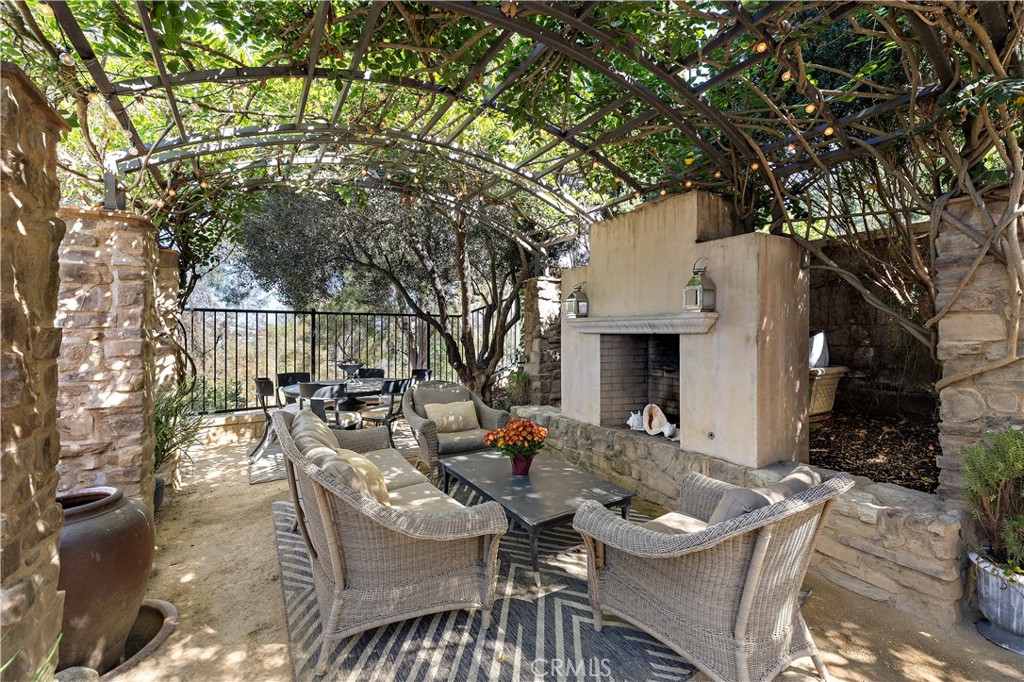 41 Climbing Vine Property Photo 1