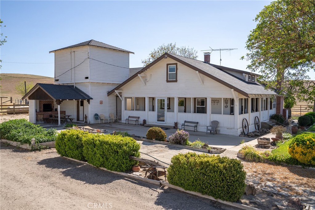 2500 Shandon Property Photo 5