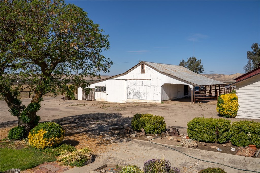 2500 Shandon Property Photo 10