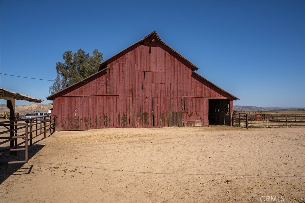 2500 Shandon Property Photo 11