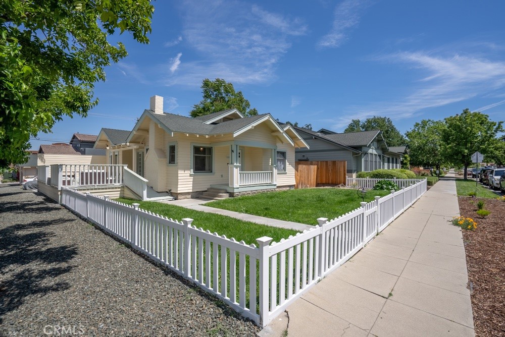 1444 Oak Street Property Photo 2