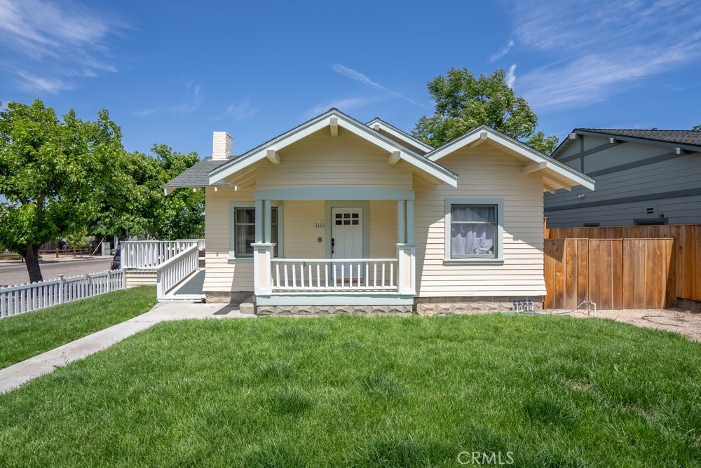 1444 Oak Street Property Photo 3