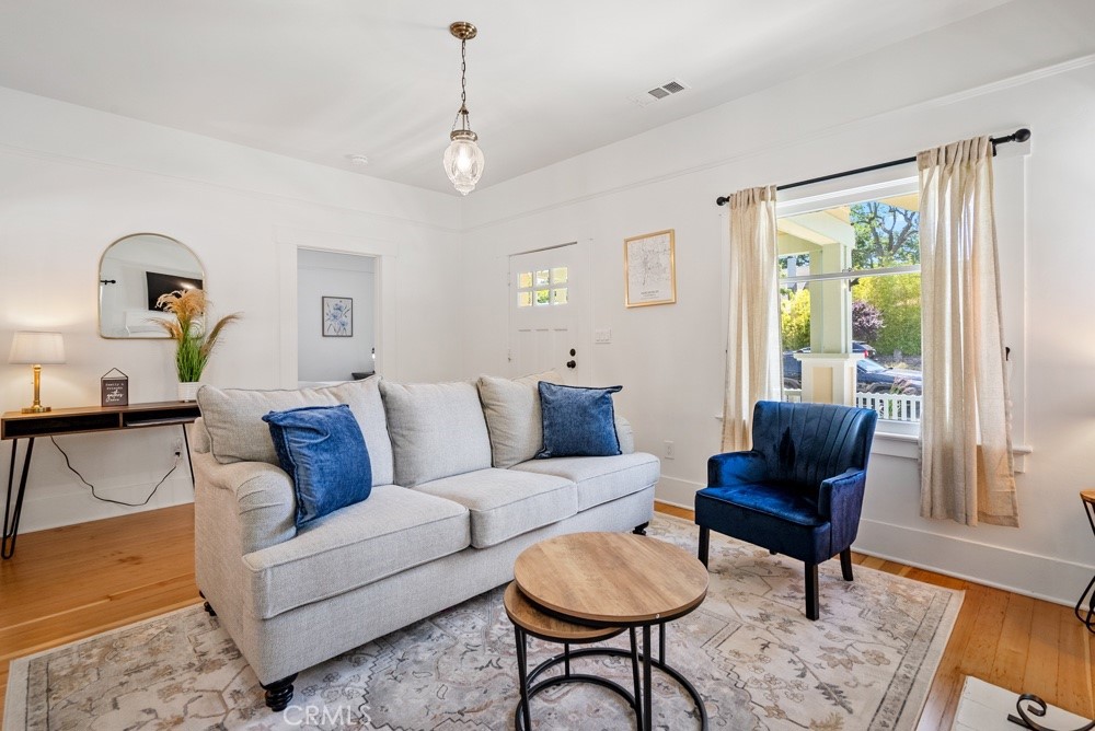 1444 Oak Street Property Photo 4