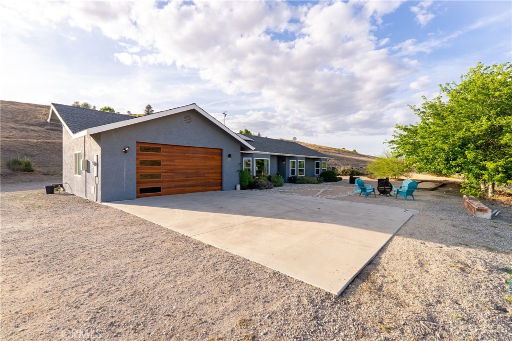 2750 Lazy Hill Rd Property Photo 1