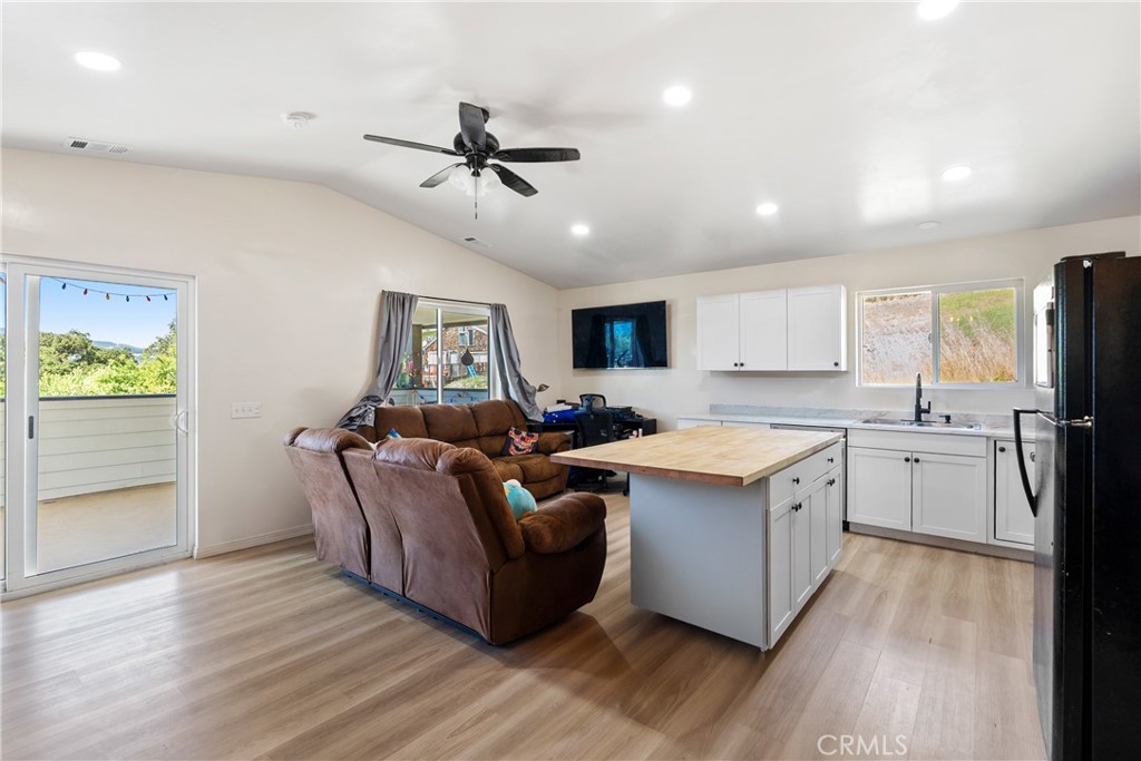 9755 Las Lomas Property Photo 9