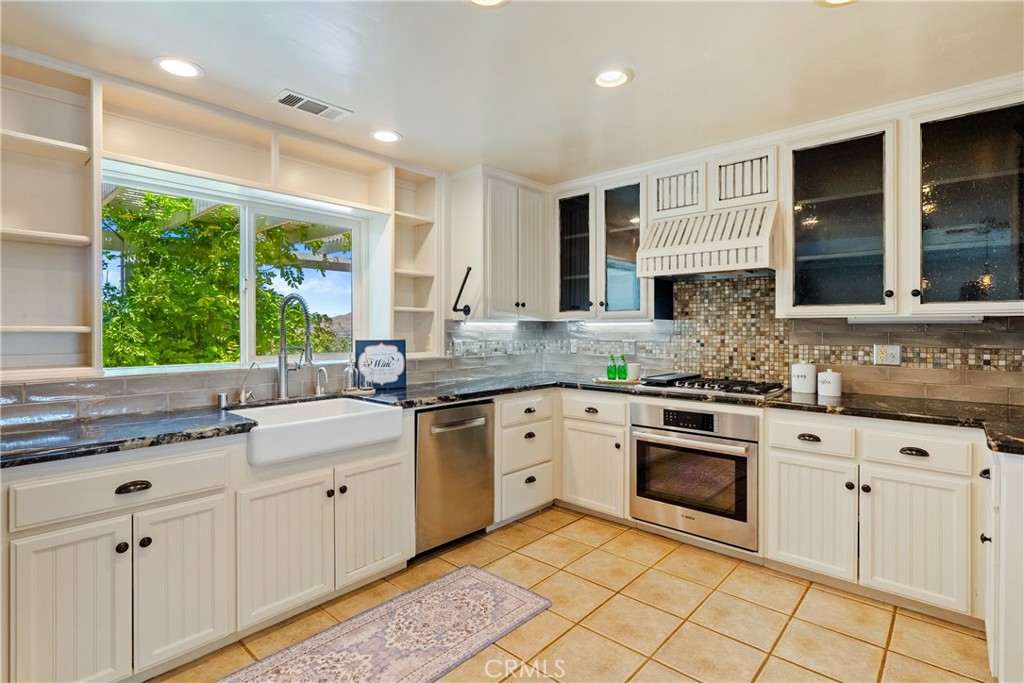 8580 Warren Property Photo 9