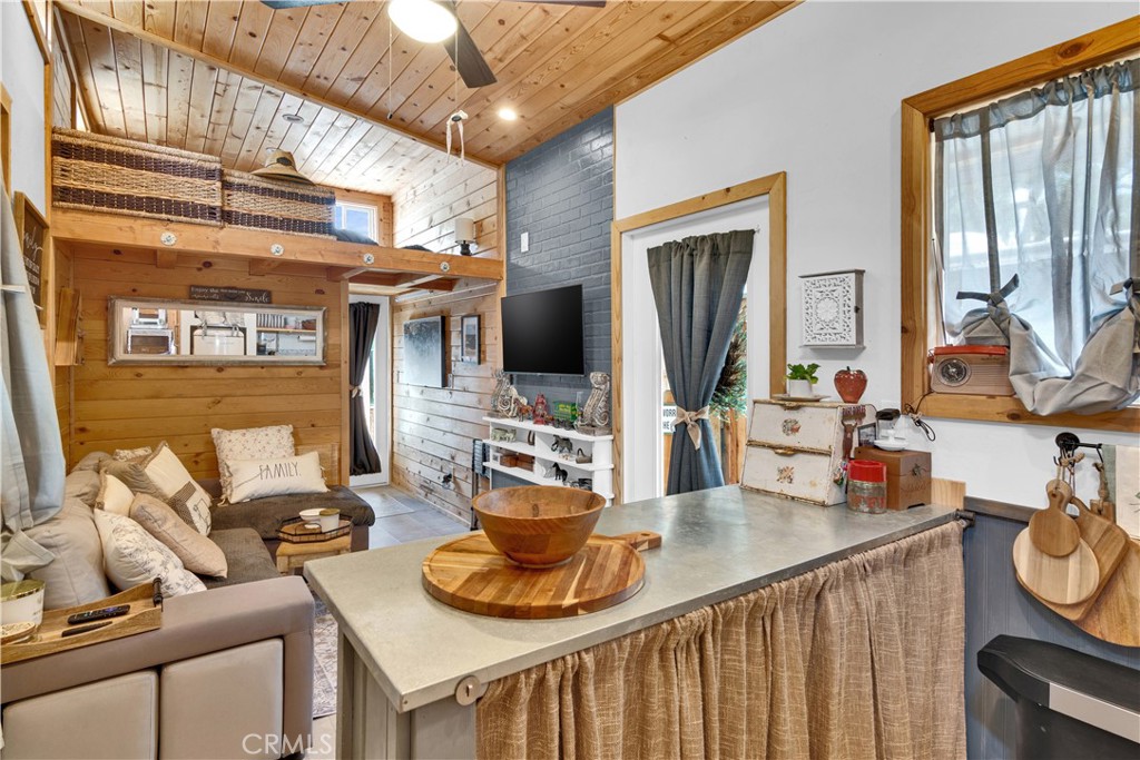 2123 Yellow Feather Property Photo 5