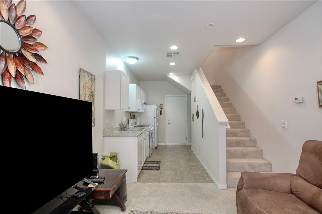 864 Lawrence Property Photo 5