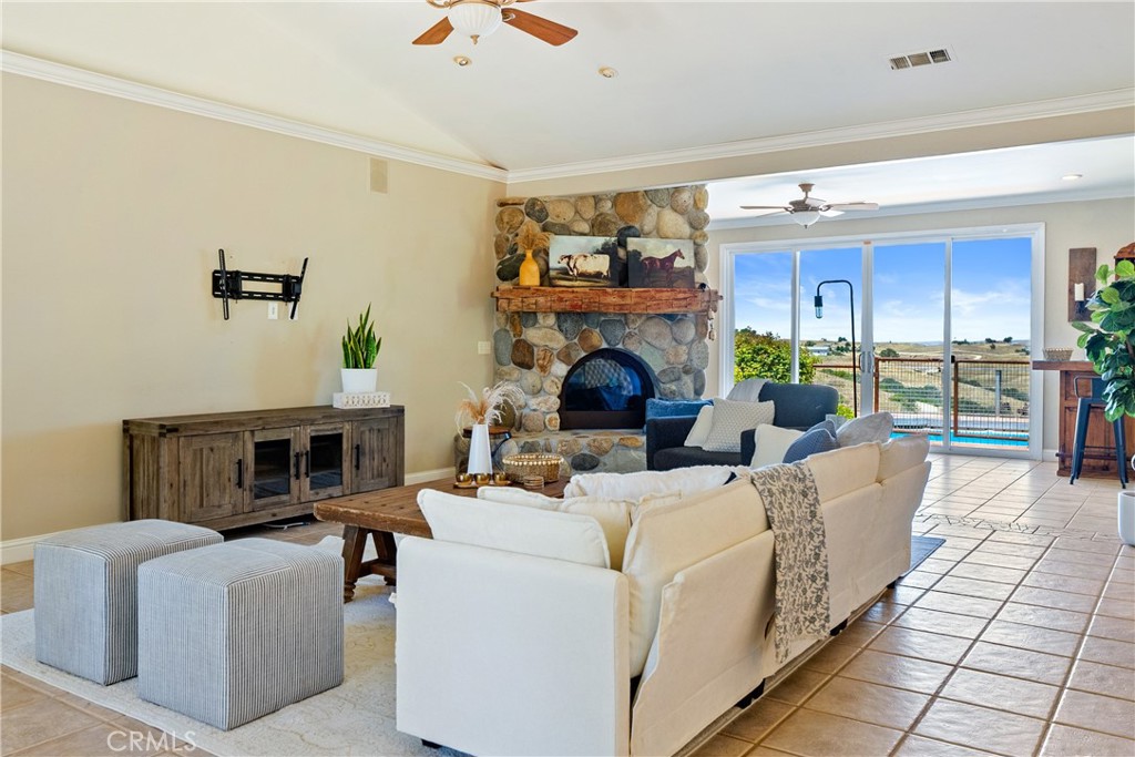 8580 Warren Property Photo 4