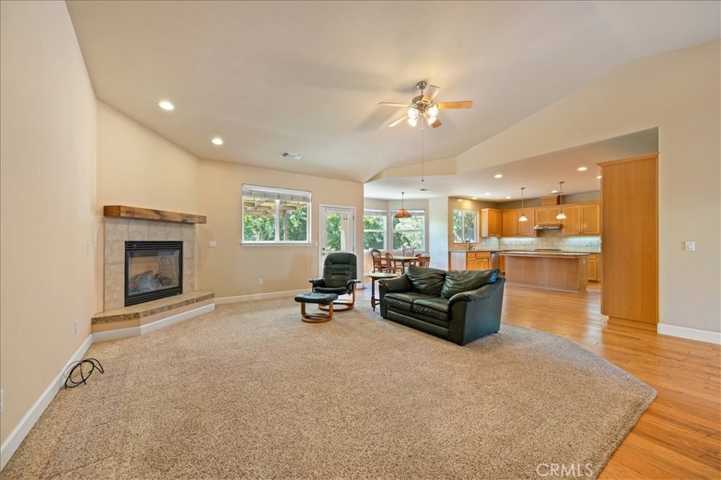 595 Red Cloud Property Photo 4