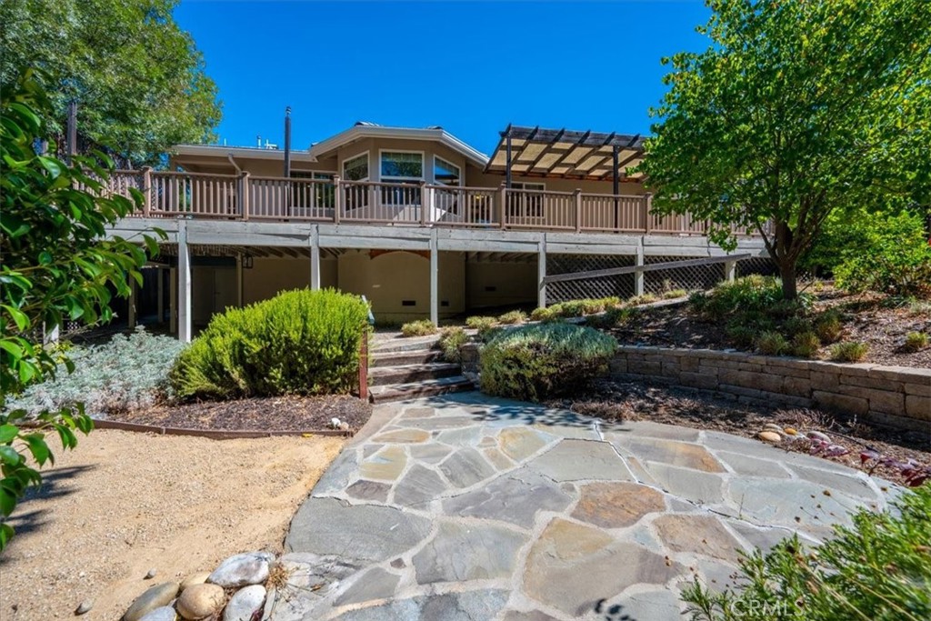 595 Red Cloud Property Photo 4