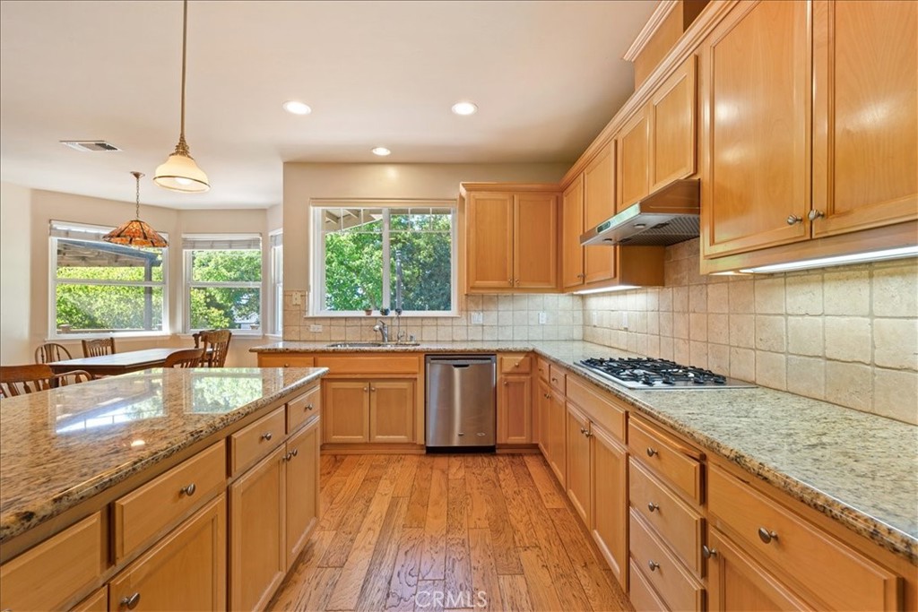 595 Red Cloud Property Photo 6