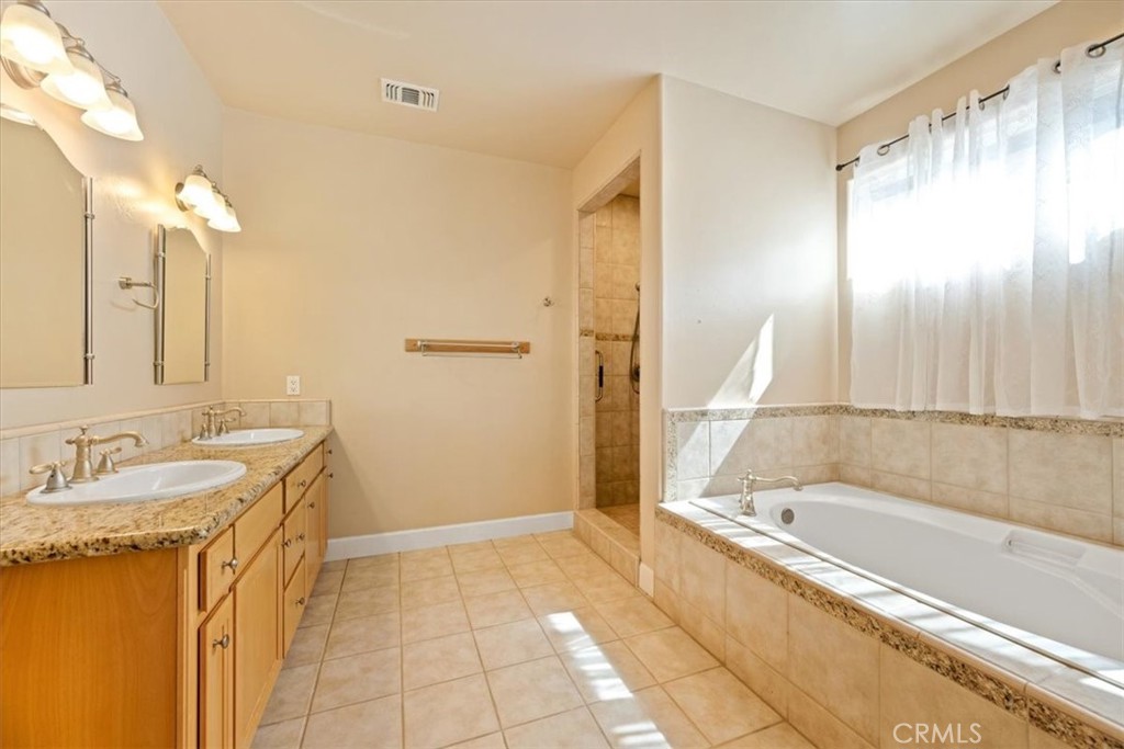 595 Red Cloud Property Photo 8