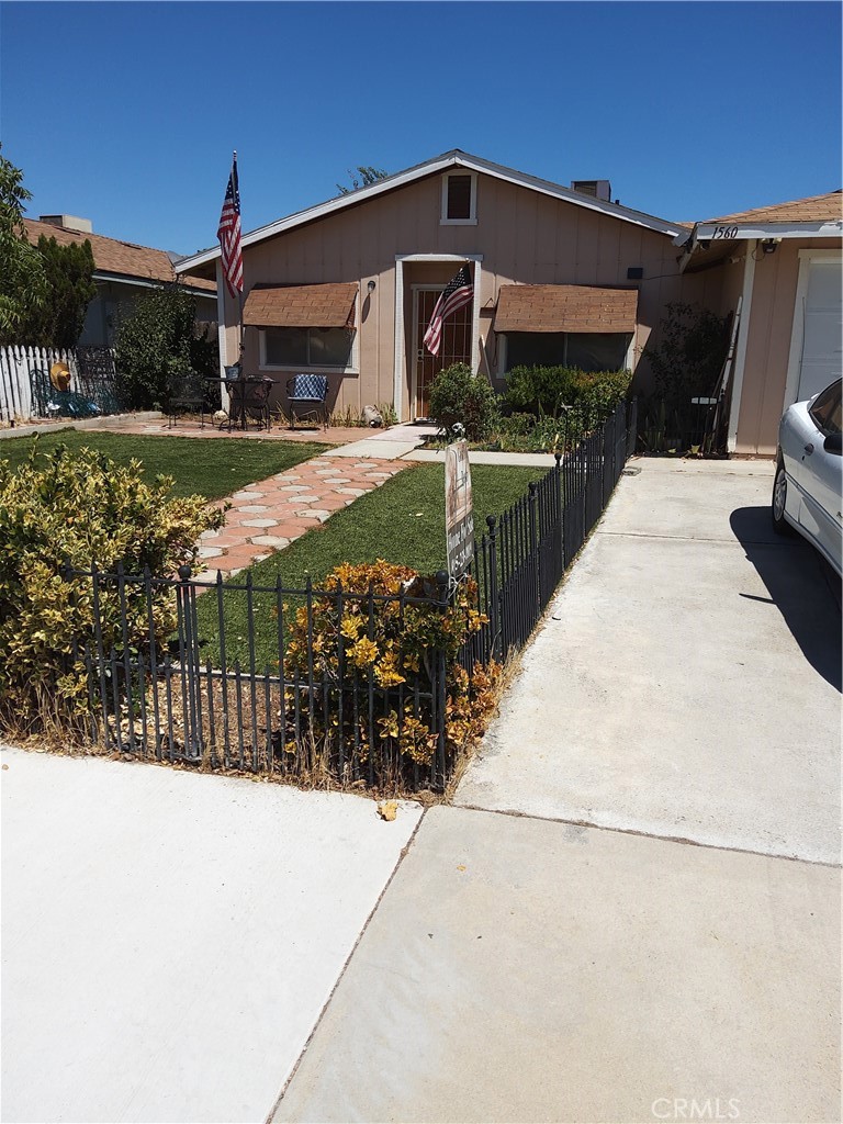 1560 Bonita Place Property Photo 2