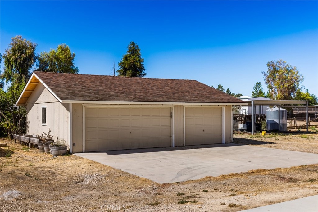 5955 Whispering Oaks Way Property Photo 3