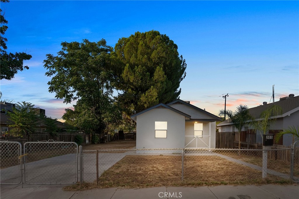 203 E Belle Property Photo 2