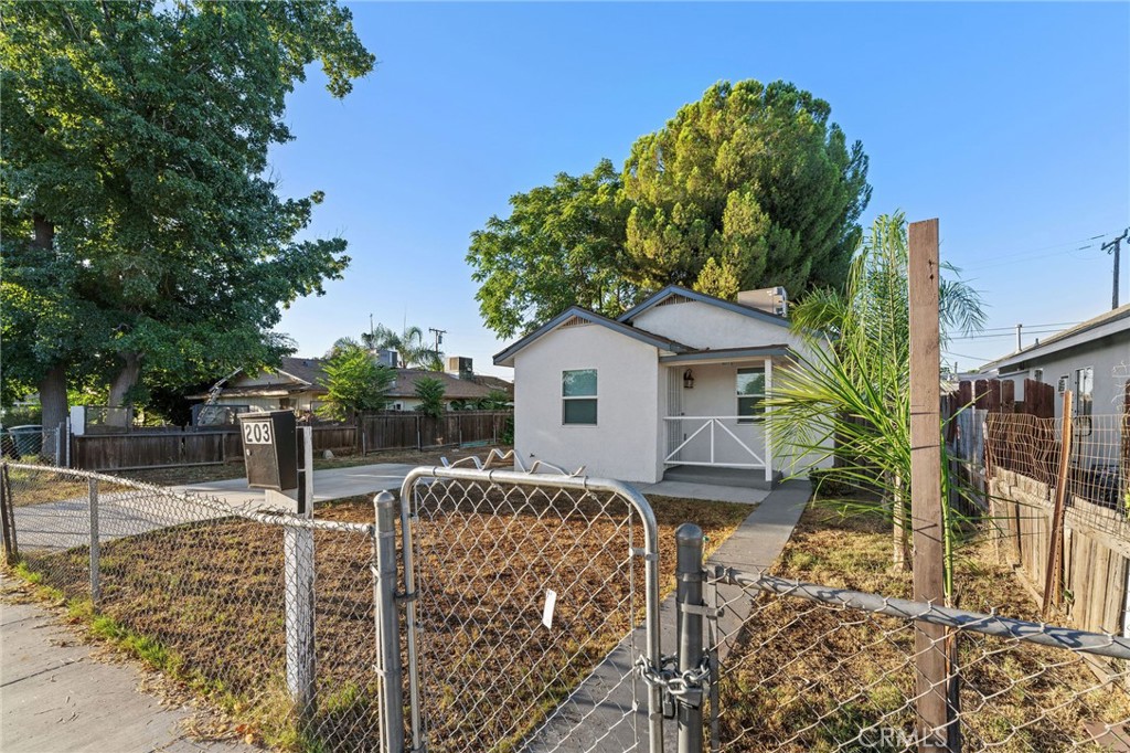203 E Belle Property Photo 3