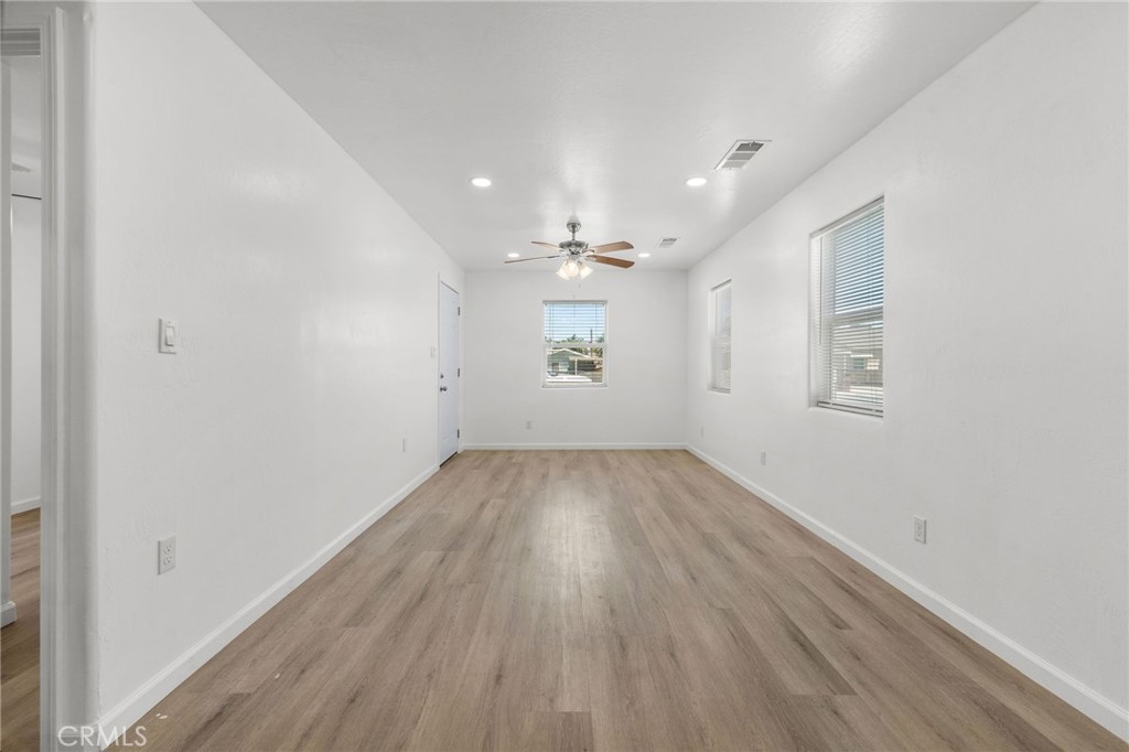 203 E Belle Property Photo 6