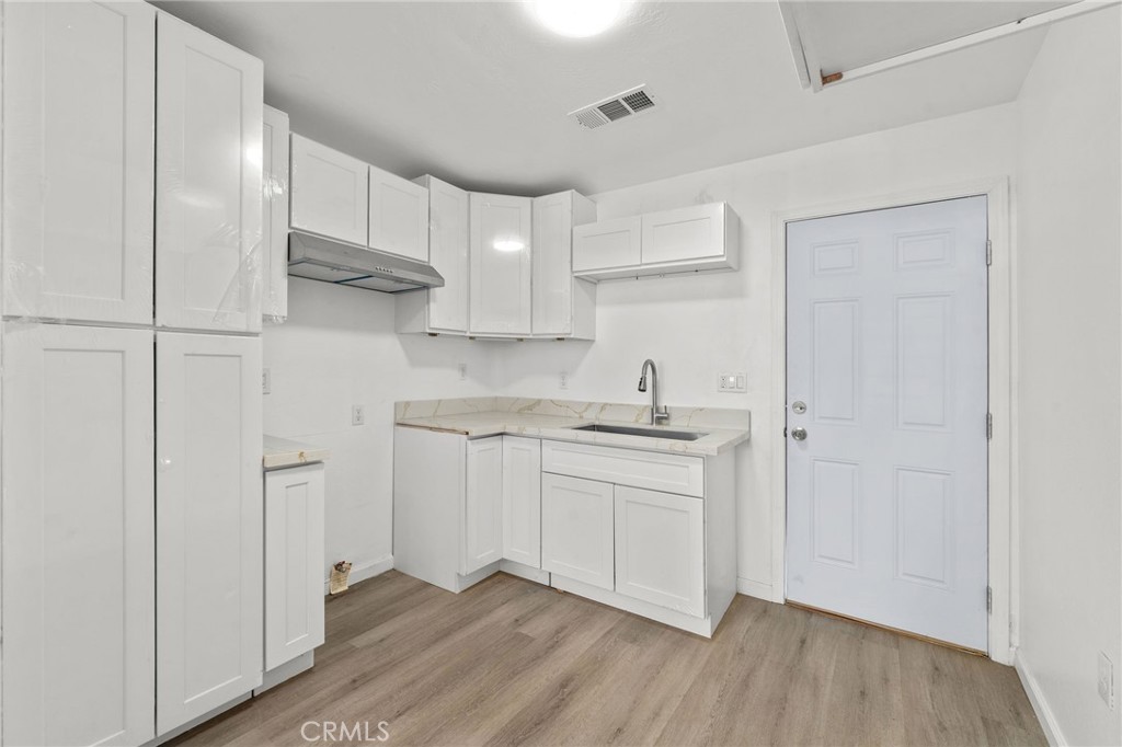 203 E Belle Property Photo 7