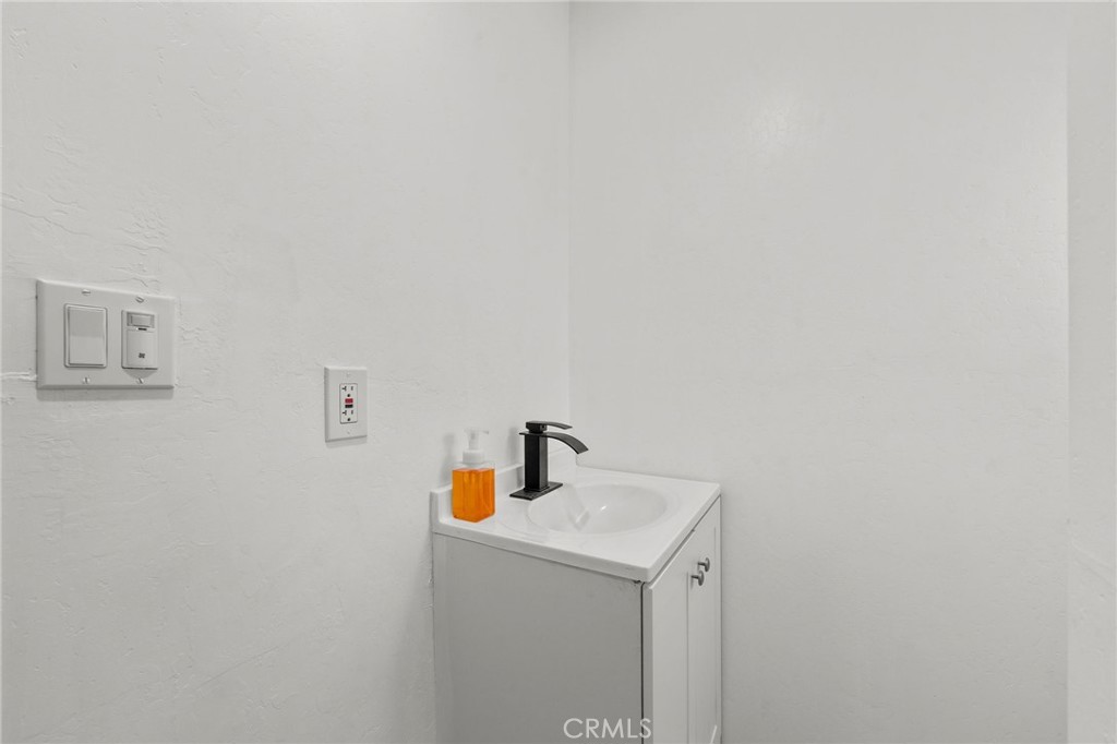 203 E Belle Property Photo 12