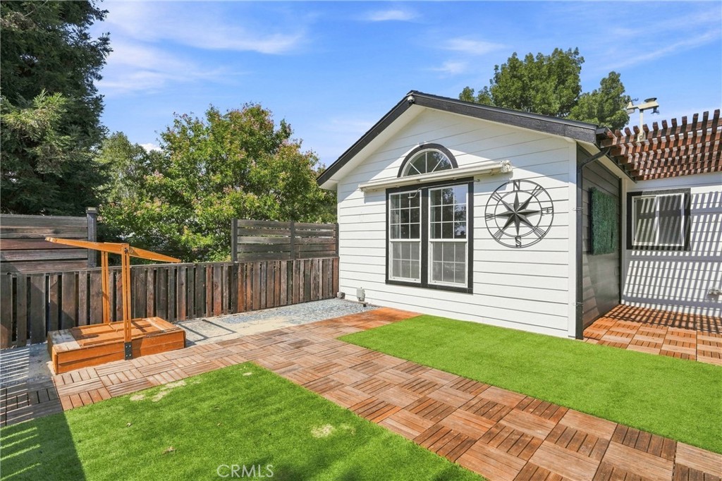 4164 Hackney Property Photo 4