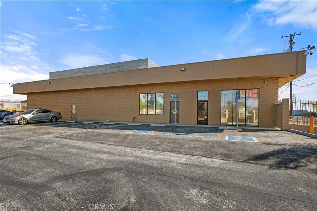 6250 N Paramount Property Photo 2