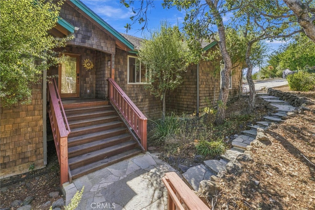 1086 Hillcrest Property Photo 1