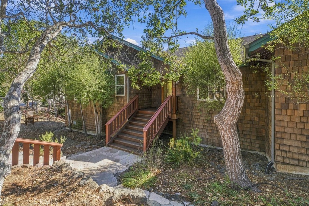 1086 Hillcrest Property Photo 2