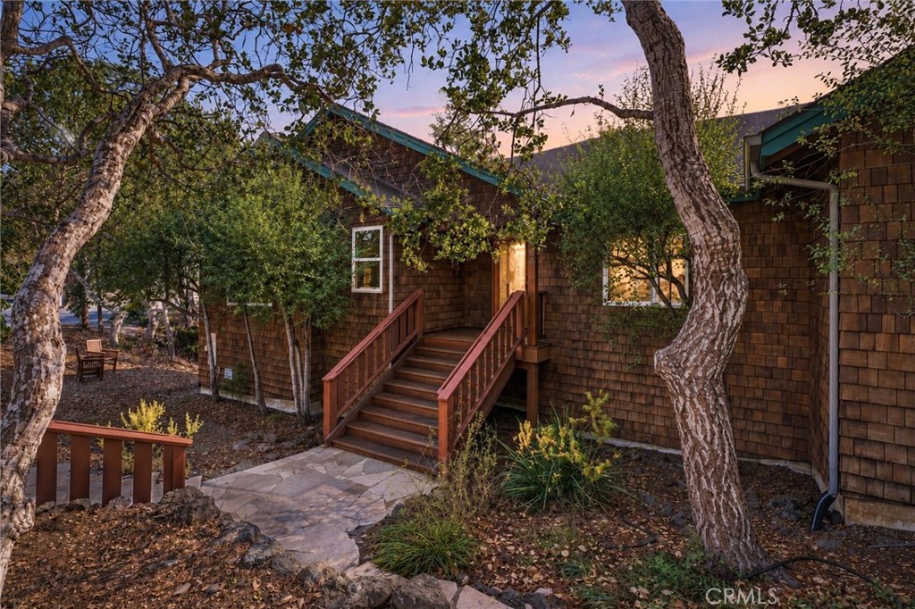 1086 Hillcrest Property Photo 3