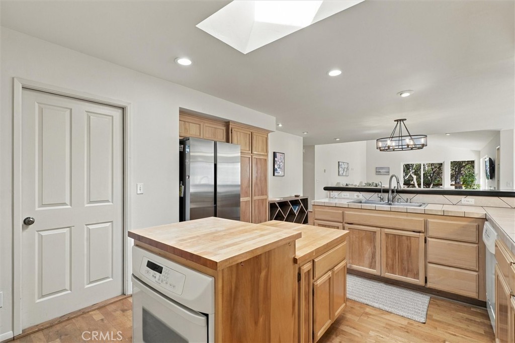 1086 Hillcrest Property Photo 14