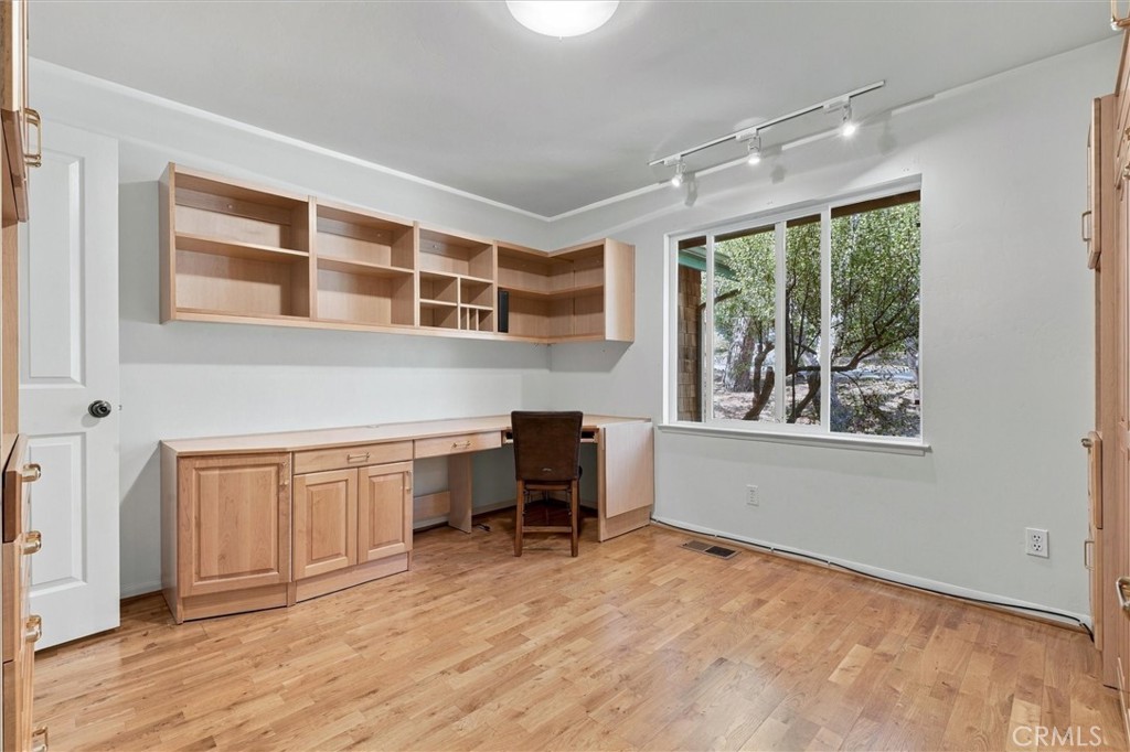 1086 Hillcrest Property Photo 32