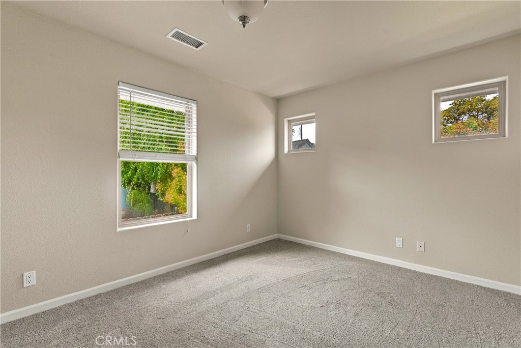 2133 Oak Property Photo 16