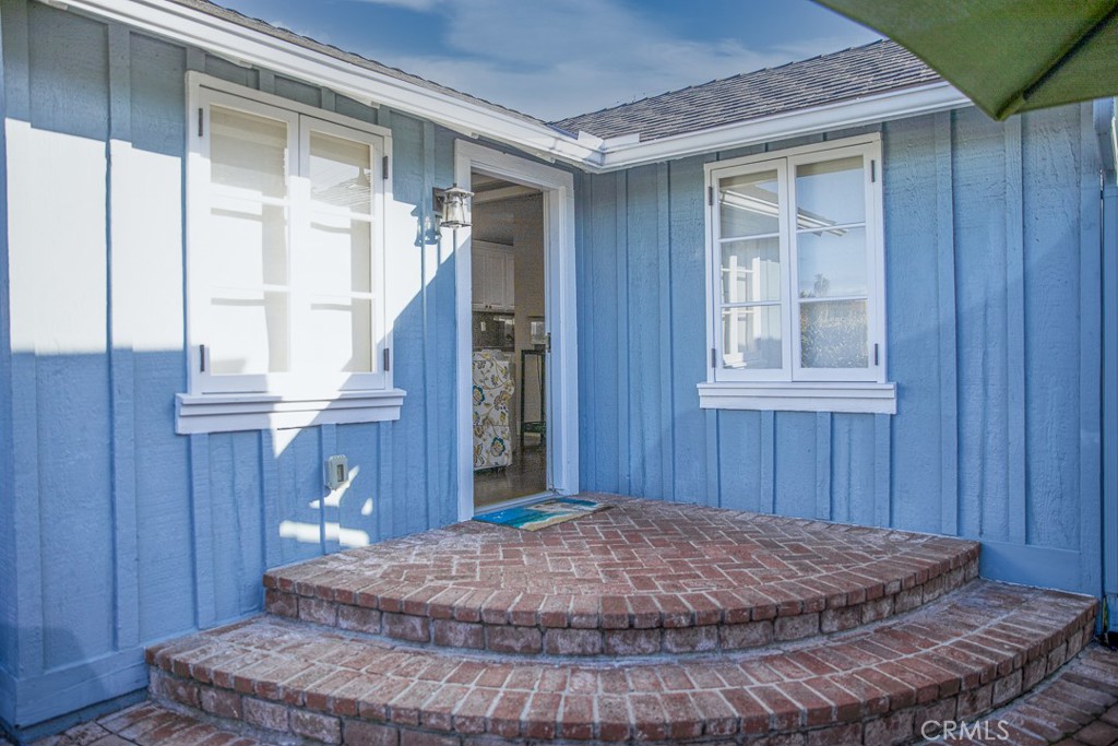 1086 Glenneyre Street Property Photo 2