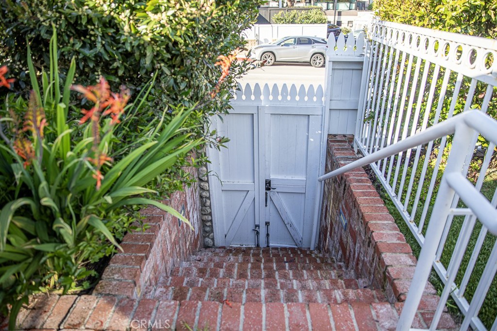 1086 Glenneyre Street Property Photo 5